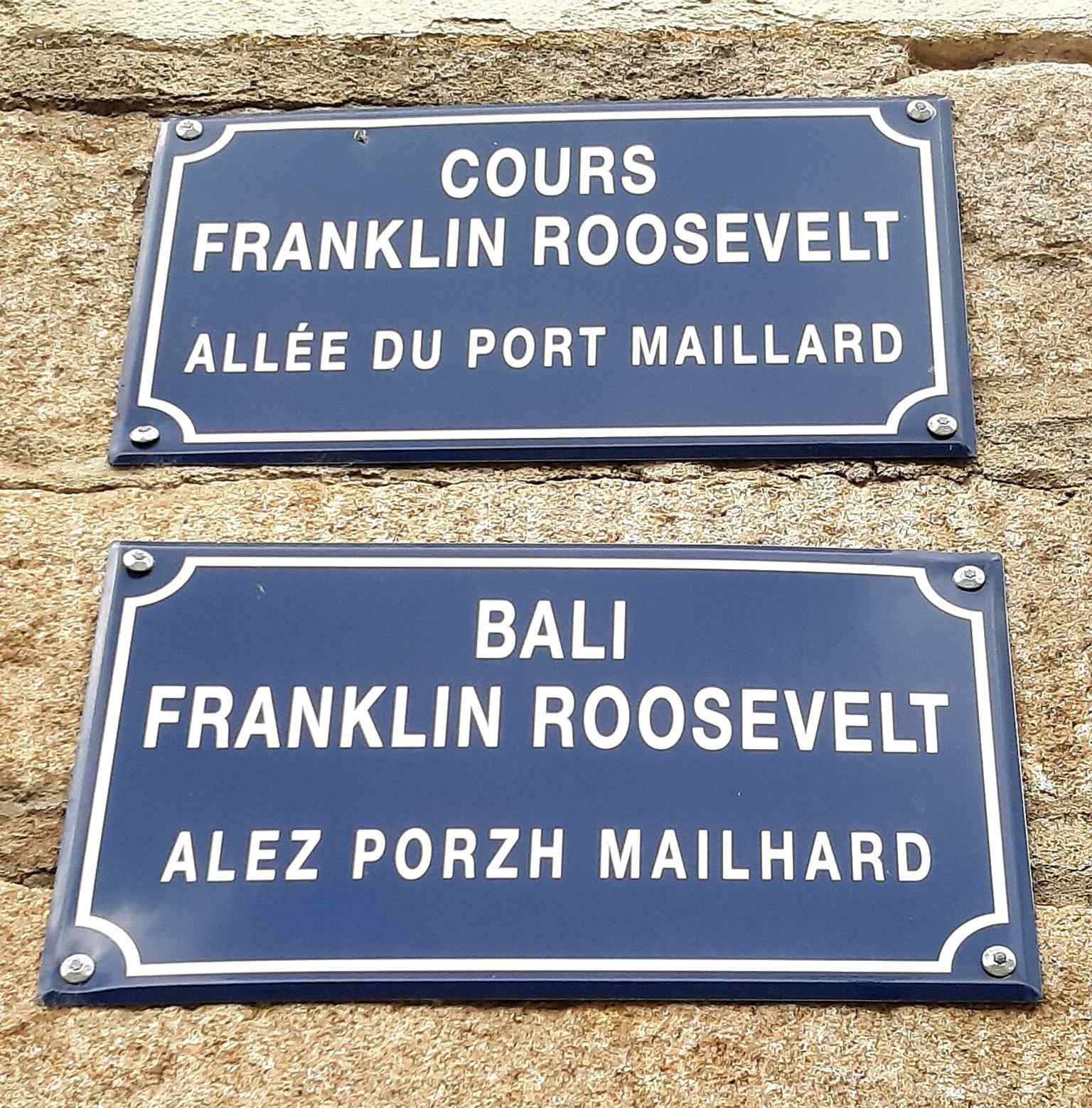 The street sign for Allée du Port-Maillard — a reminder that this pedestrian route once followed the edge of the former Loire arm and port area.