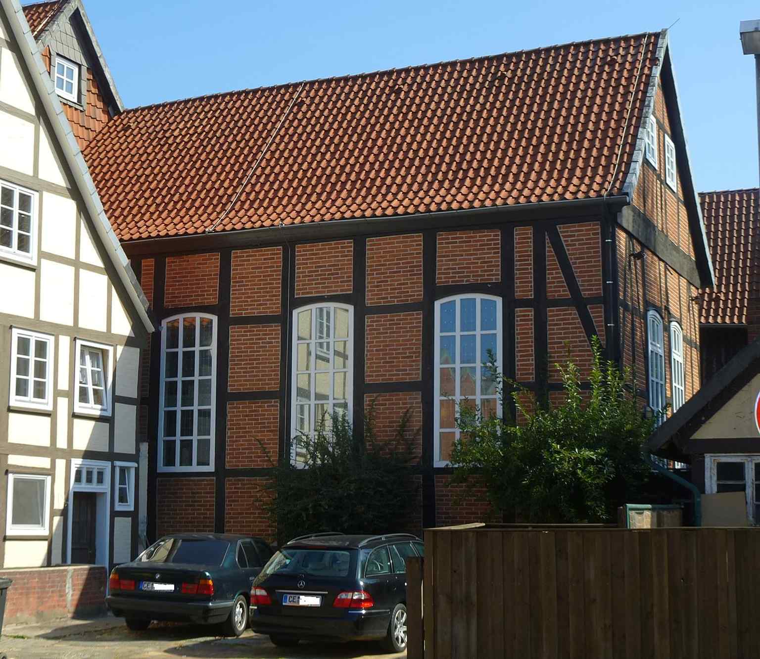 The half-timbered synagogue building itself, now visible from Wehlstraße after a building demolition, revealing its formerly hidden location behind the front houses.