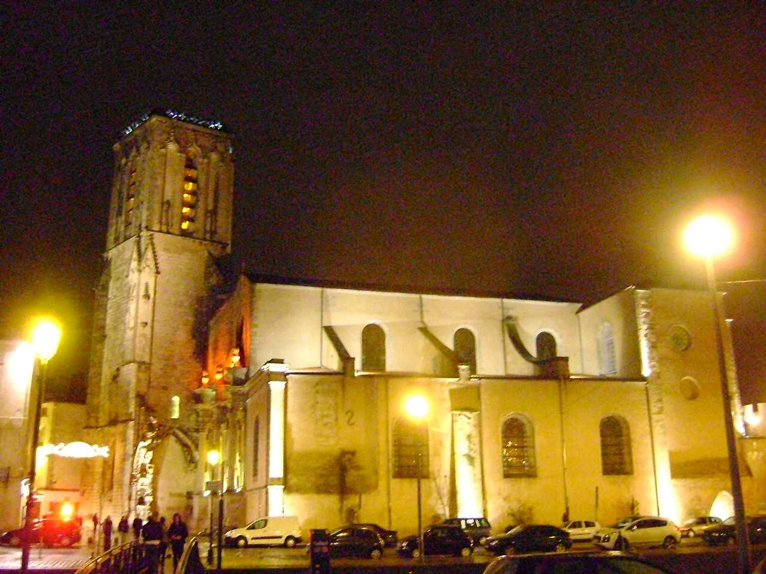 Night view of Saint-Sauveur, useful for the church’s more recent life and its renewed presence in the city after restoration.