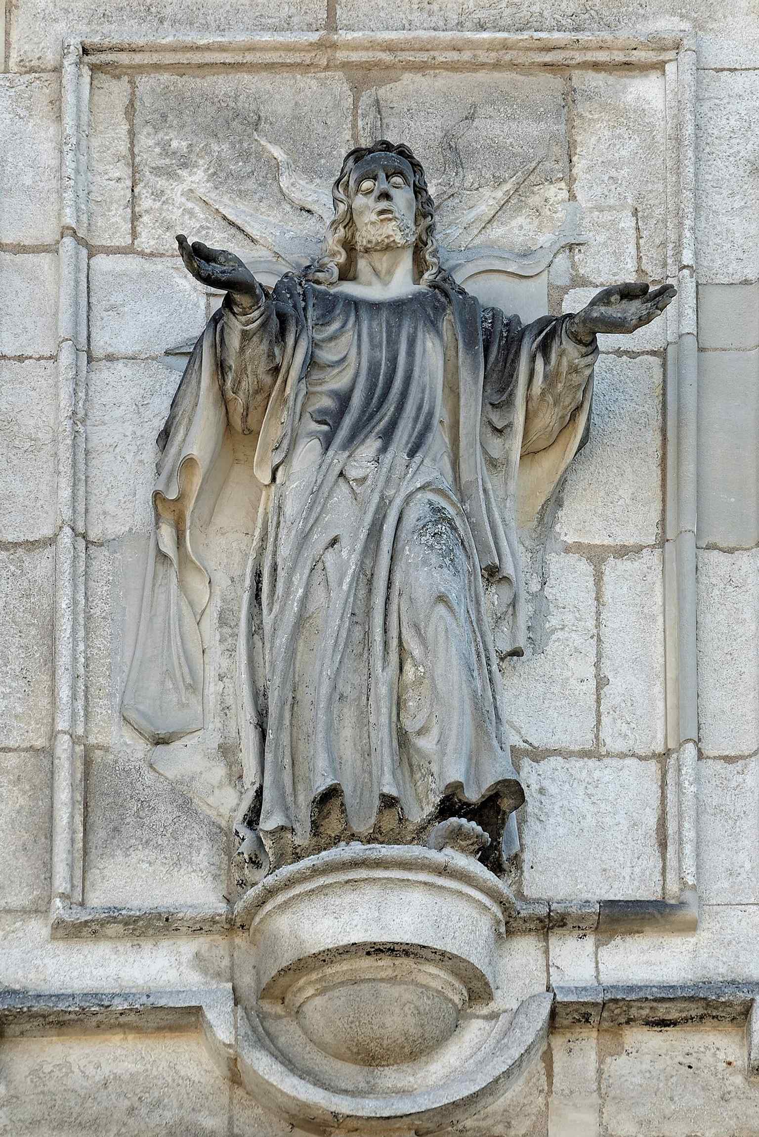 The main portal, featuring Ionic and Corinthian columns, is part of the facade attributed to architect Nicolas Tassin or Guillaume Tabourot.