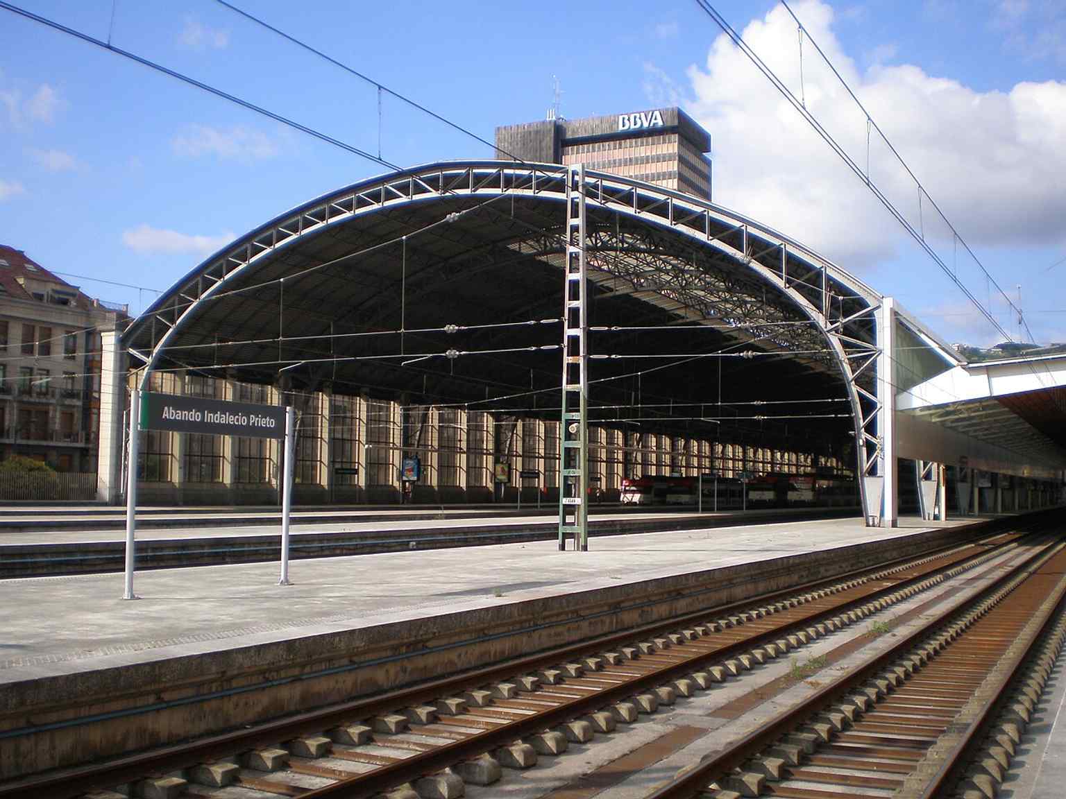 The monumental façade of Bilbao Abando, the city’s main station, with the Plaza Circular setting that makes it a central urban landmark.