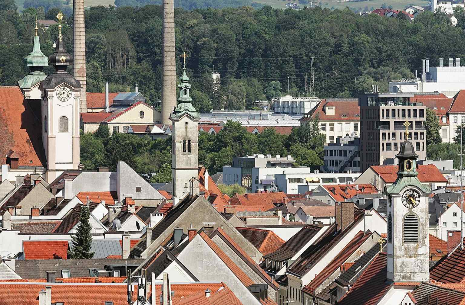 A wide panorama of Steyrdorf with the Michaelerkirche, Bürgerspitalkirche, and Bruderhauskirche lined up in the old quarter.