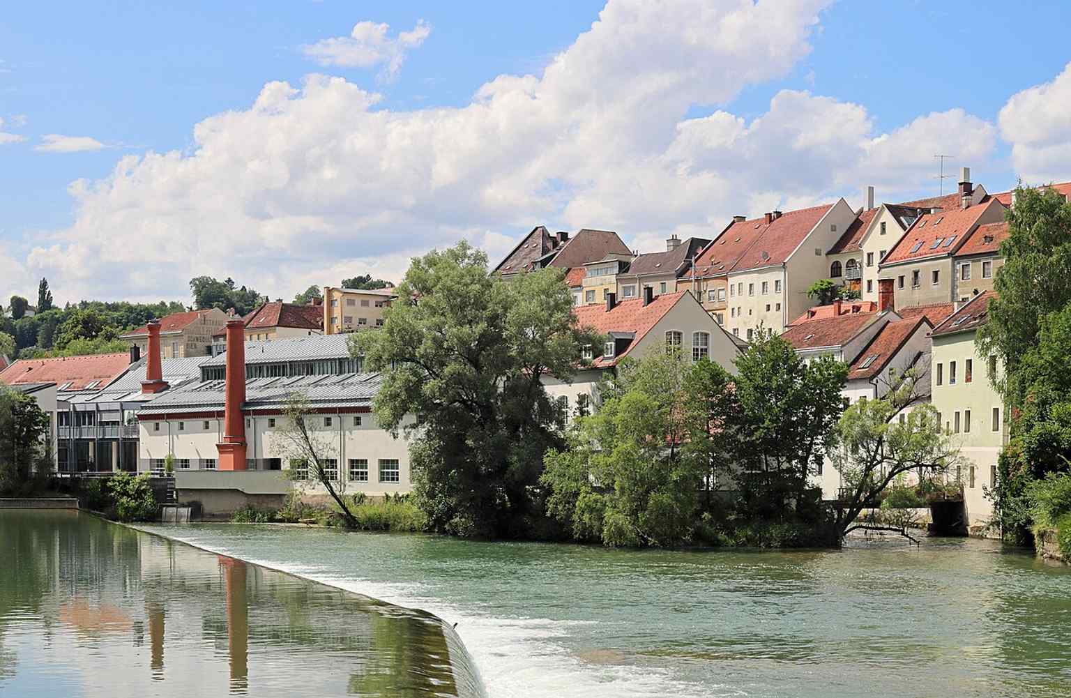 Steyrdorf seen with the Wehrgraben and Heindlmühlwehr in the foreground, capturing the district’s setting between old town and river infrastructure.