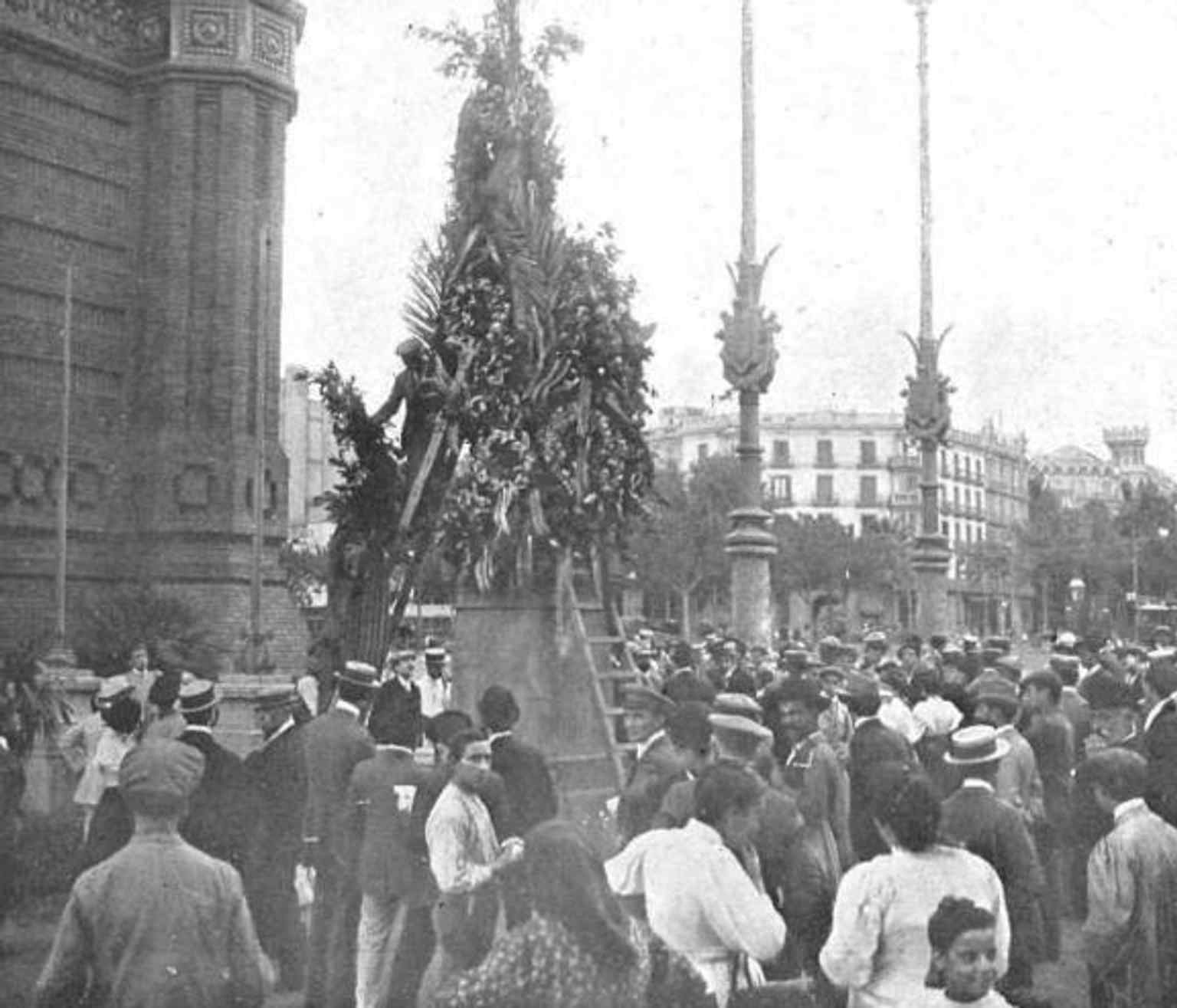 This 1908 image from "La Ilustració Catalana" shows an early Diada de Cataluña tribute, illustrating how floral offerings at the monument became a potent symbol of Catalan identity.