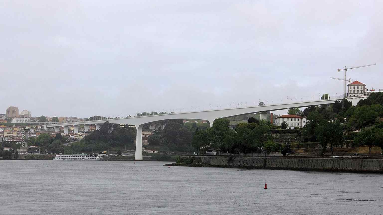 A clean side view of St. John’s Bridge, the concrete railway bridge that carries Porto’s Linha do Norte across the Douro and replaced the century-old Maria Pia Bridge in 1991.