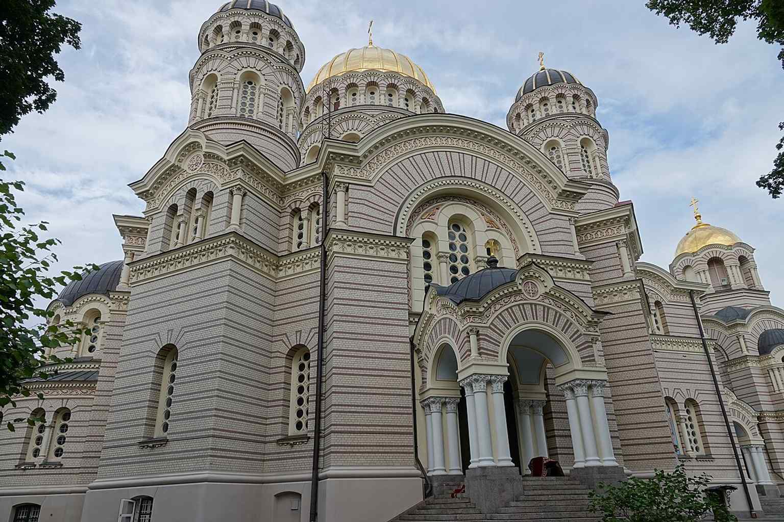 A close exterior composition that captures the cathedral’s domes and masonry, connecting the building to its late-19th-century origins.