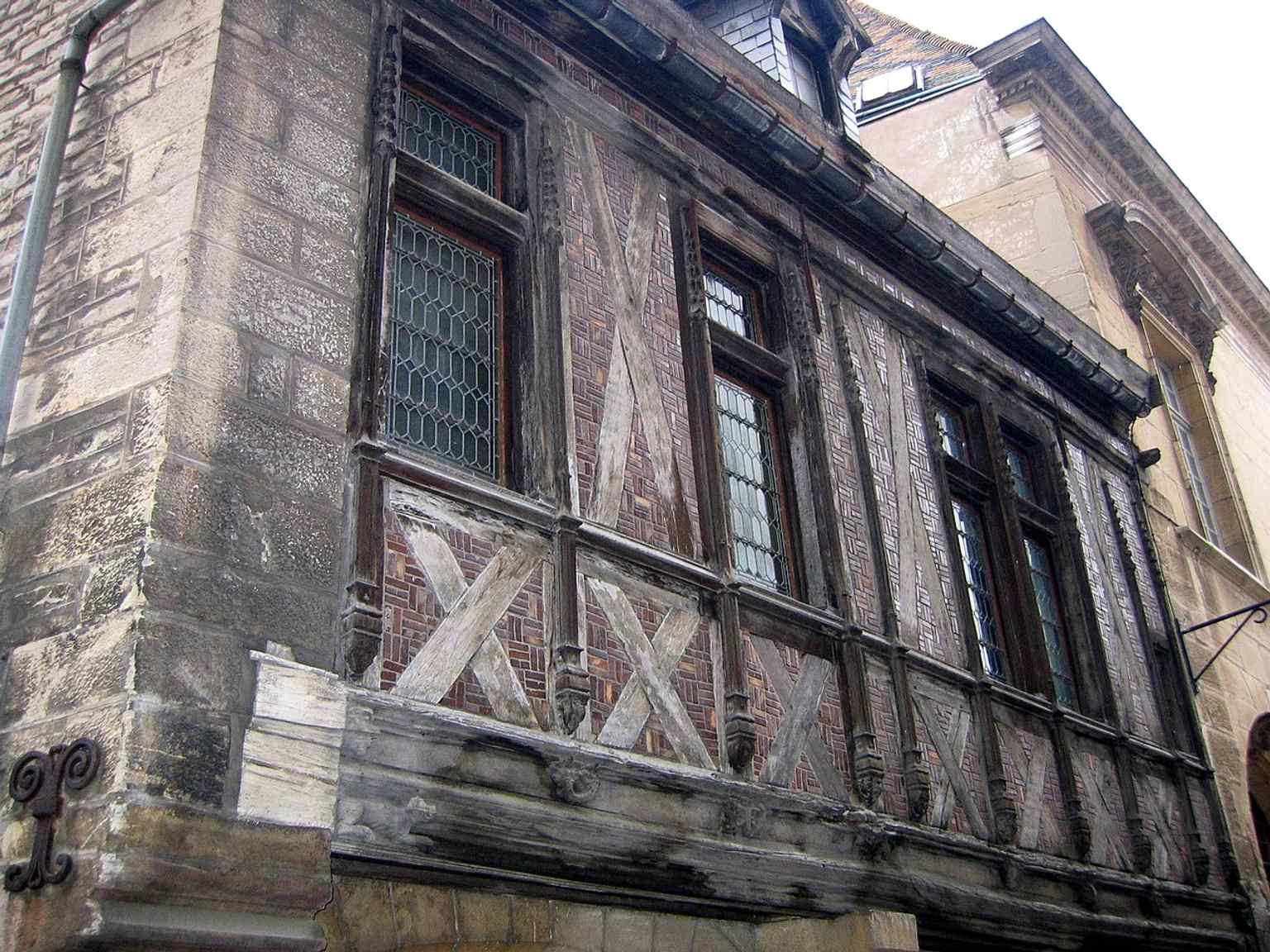 View the specific facade of Maison Millière at 10 rue de la Chouette, which served as a filming location for *Cyrano de Bergerac* in 1989.