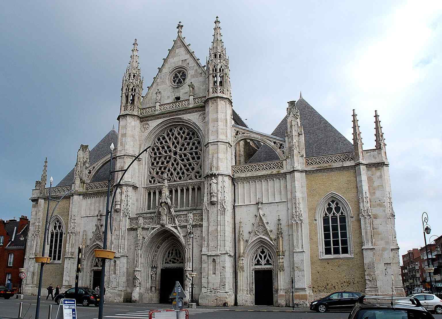A clear modern view of Saint-Éloi Church’s brick-and-stone exterior in Dunkirk, the rebuilt church that was repeatedly damaged and restored over the centuries.