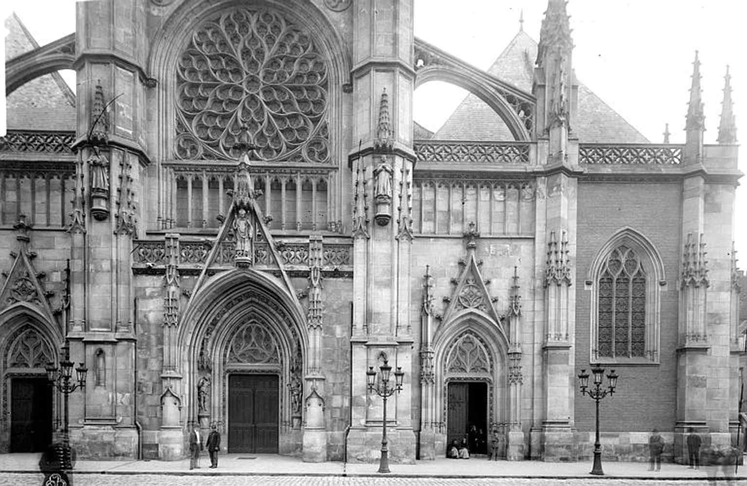 An 1892 image of the west façade before later changes, useful for the church’s 19th-century rebuilding history.