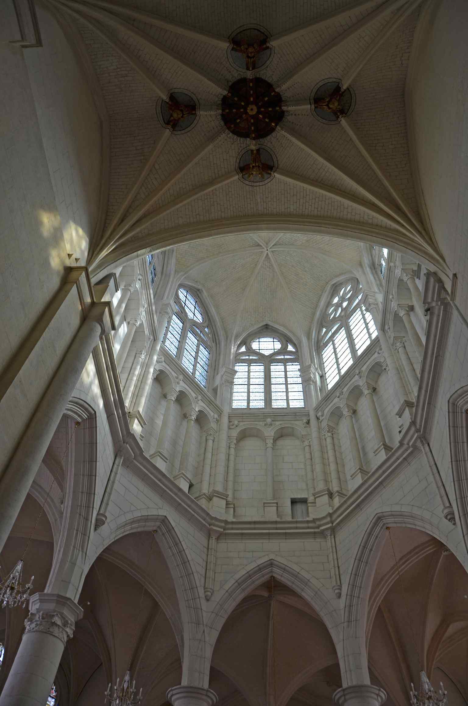 Focus on the Renaissance-style choir, which was rebuilt starting in 1530 after its collapse due to lack of maintenance.