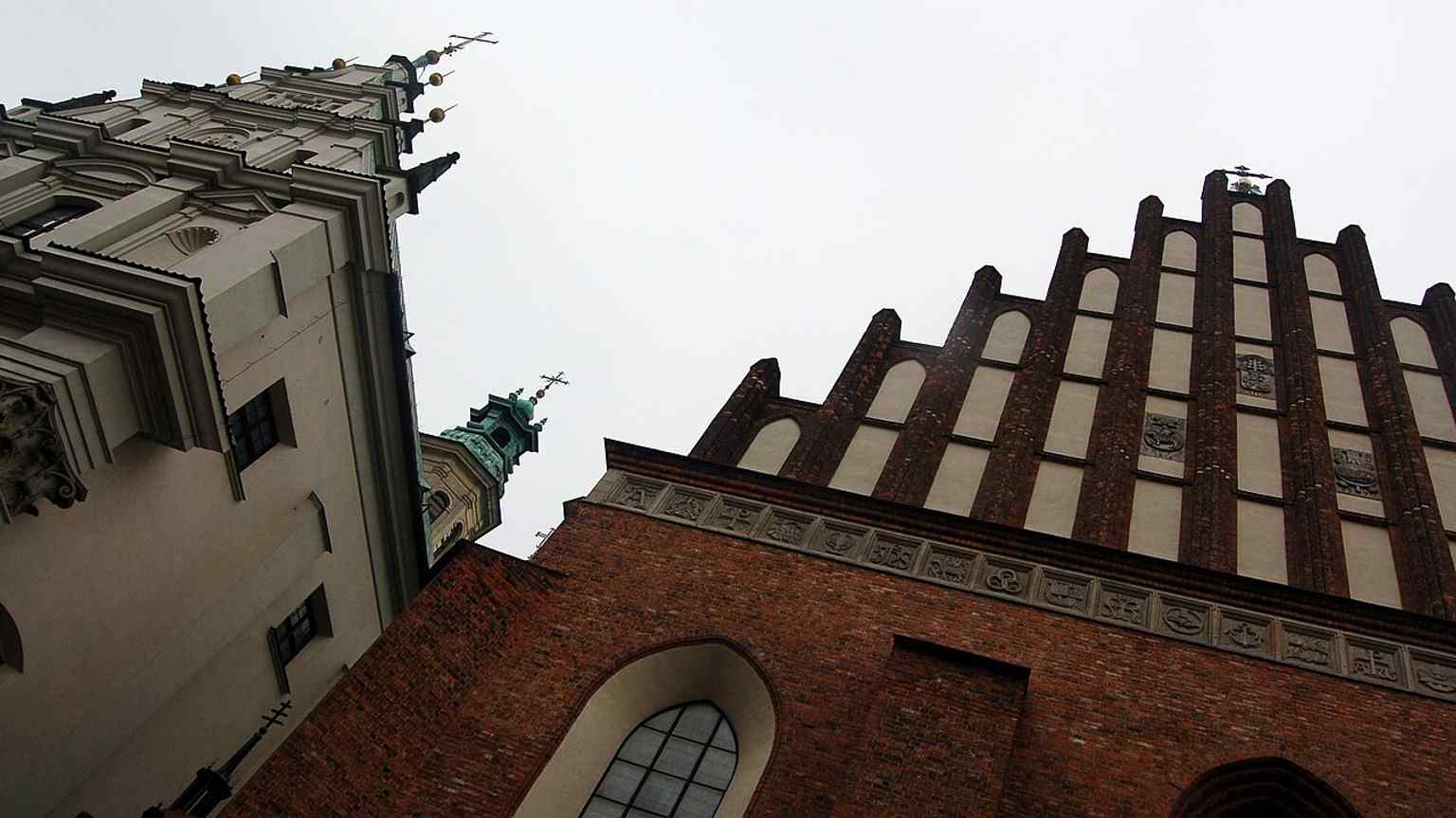 A wider 2006 view with the Jesuit Church beside St. John’s Cathedral, helpful for placing the landmark in Warsaw’s Old Town streetscape.