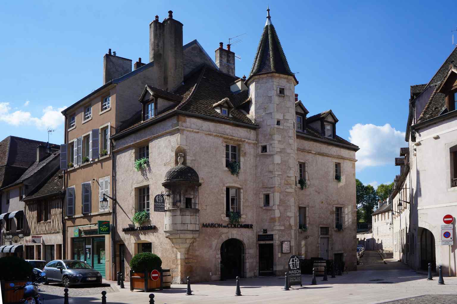 This view highlights the famous 'tourelle en poivrière' (pepperpot turret), a distinctive feature added during an important late 16th-century renovation.