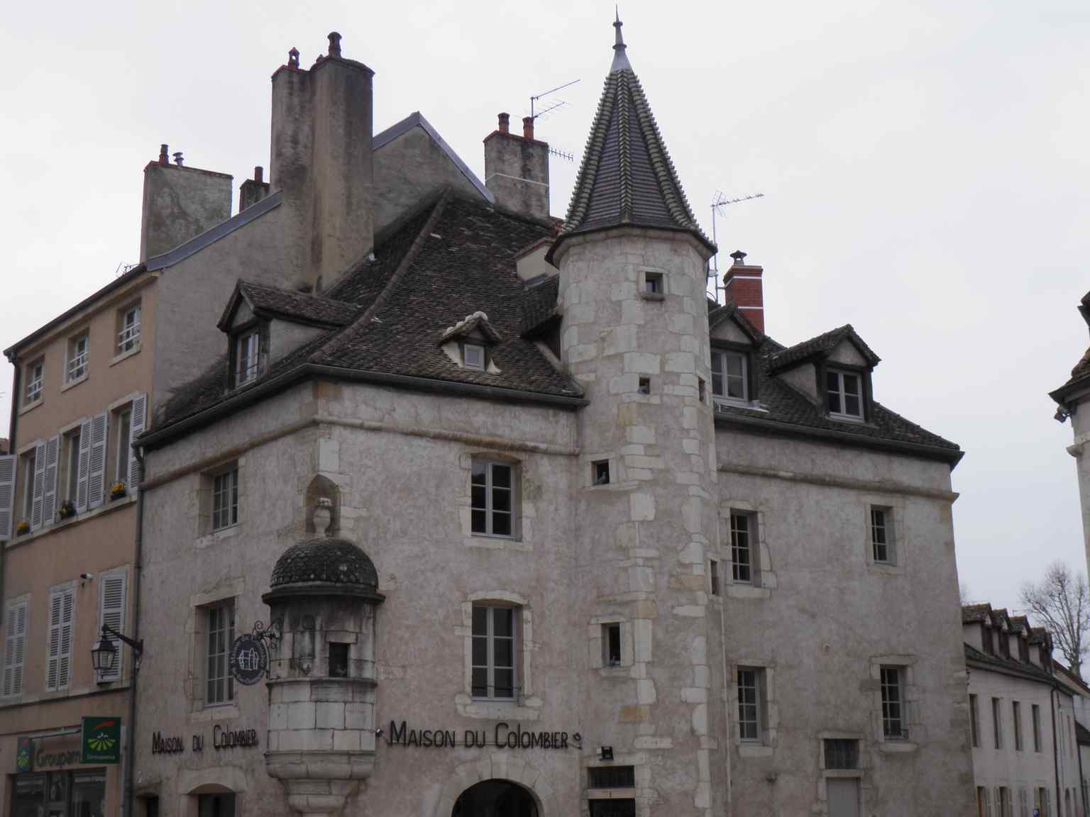A facade view demonstrating the remodeled bay windows from the 17th and 18th centuries, which replaced the original medieval mullions and linteaux.