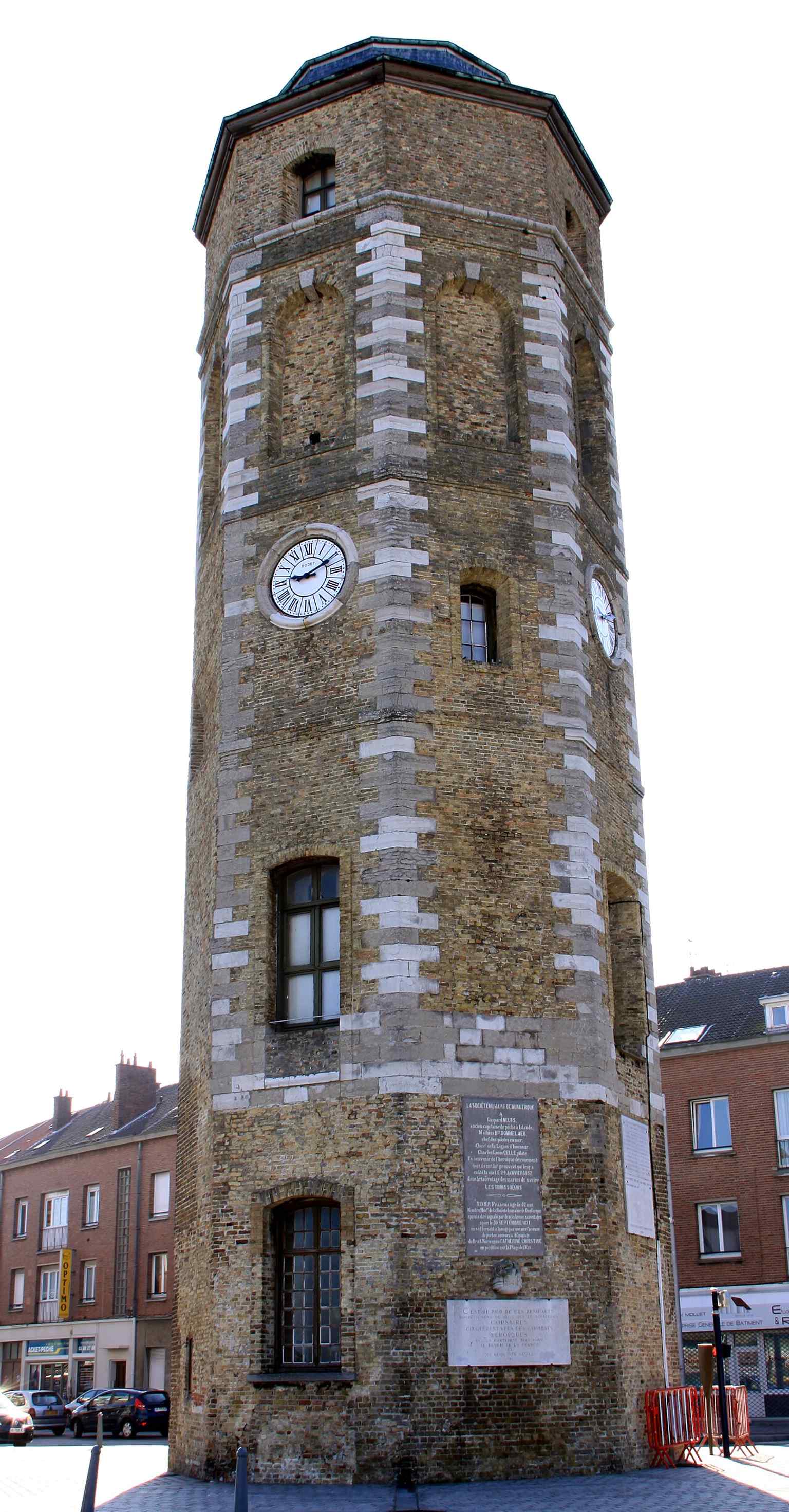 A clear view of the octagonal Leughenaer Tower, the oldest monument in Dunkirk, built around 1450 and later raised to carry a lighthouse lantern.