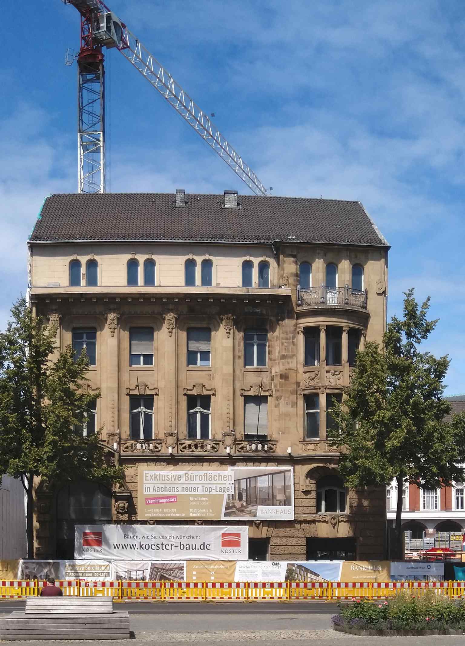 The Bankhaus Kapuzinergraben in 2019, showing the adjacent construction site for Motel One, part of a major redevelopment that integrated the historic bank into a new complex of offices, apartments, and hotel space.