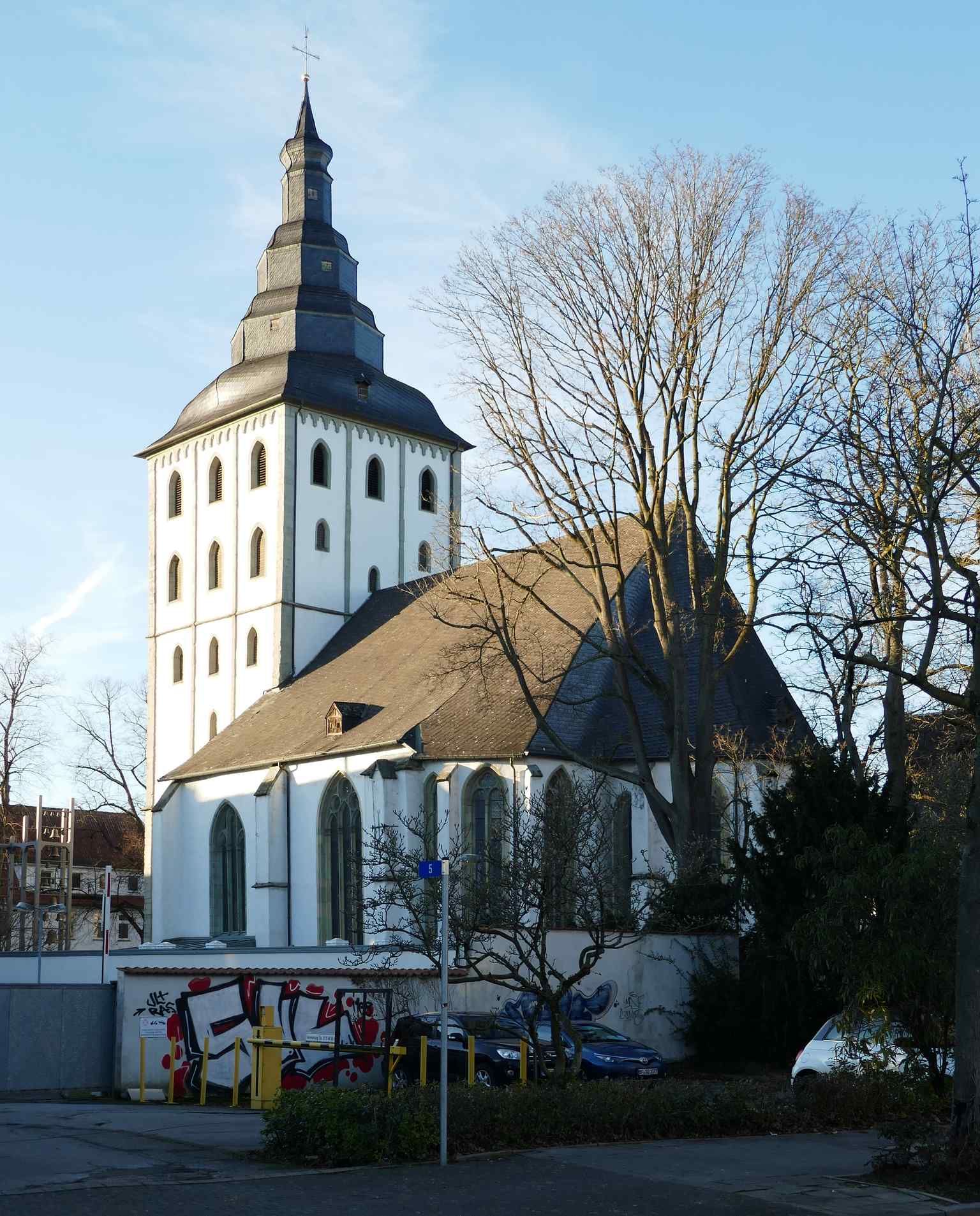 Eine beeindruckende Südostansicht der historischen Jacobikirche, die ihren massiven Architekturstil und die markante Haube offenbart (2024).