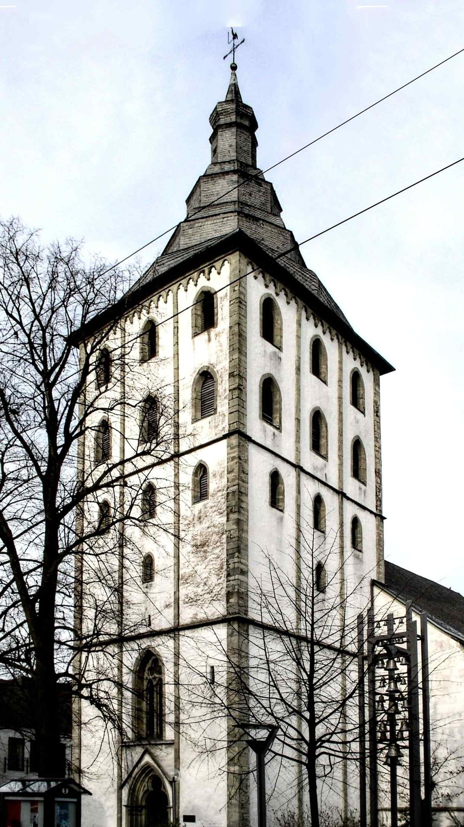 Der imposante, wehrhafte Westturm der Jacobikirche, der einst als rettender Fluchtpunkt diente und heute in modernem Glanz erstrahlt (2004).