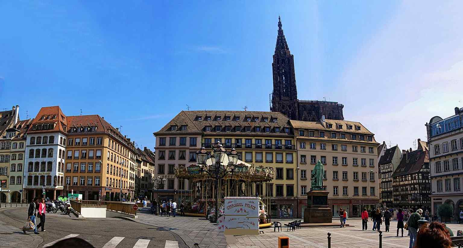 A wide fisheye view over Place Gutenberg, showing the square as an open civic space in the heart of Strasbourg’s Grande Île.