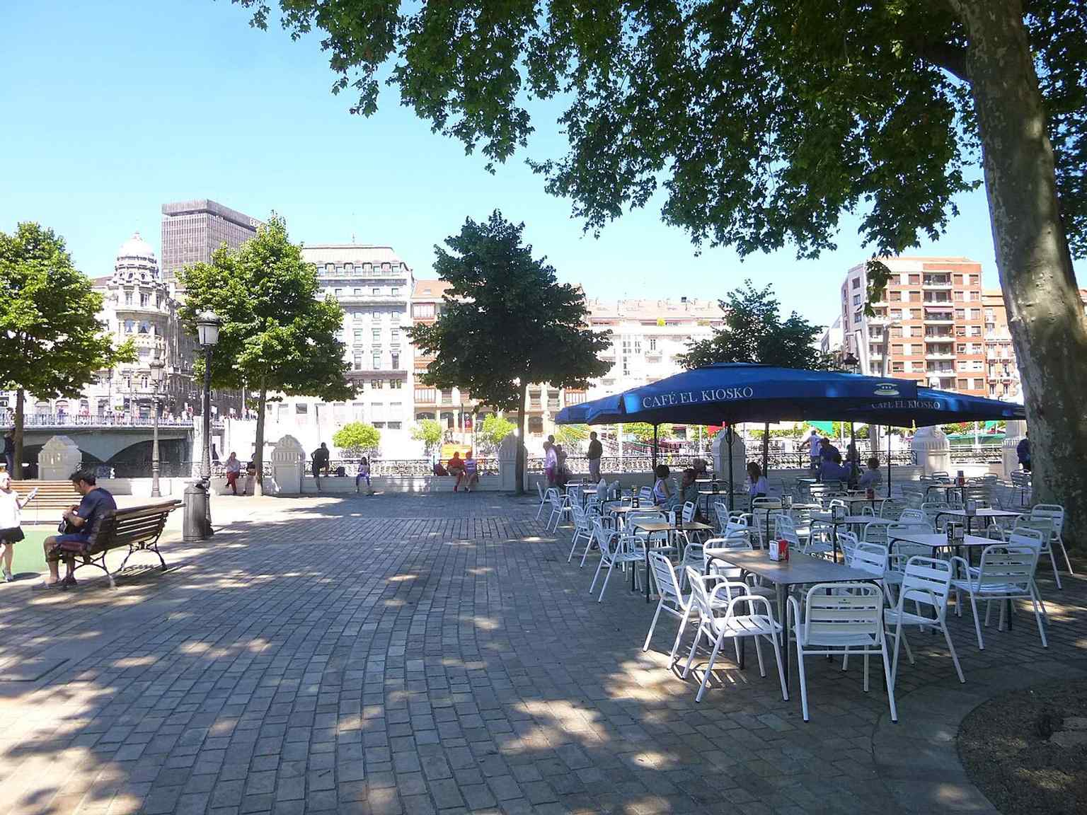 A clear street-level view of El Arenal, the historic riverside promenade that serves as a gathering place and gateway to the Casco Viejo.