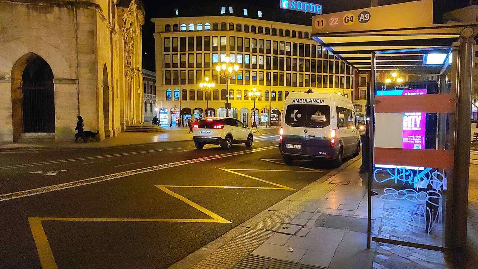A bus stop at Areatza/Arenal near San Nicolás, reflecting how this central promenade is still a major everyday transport hub in Bilbao.