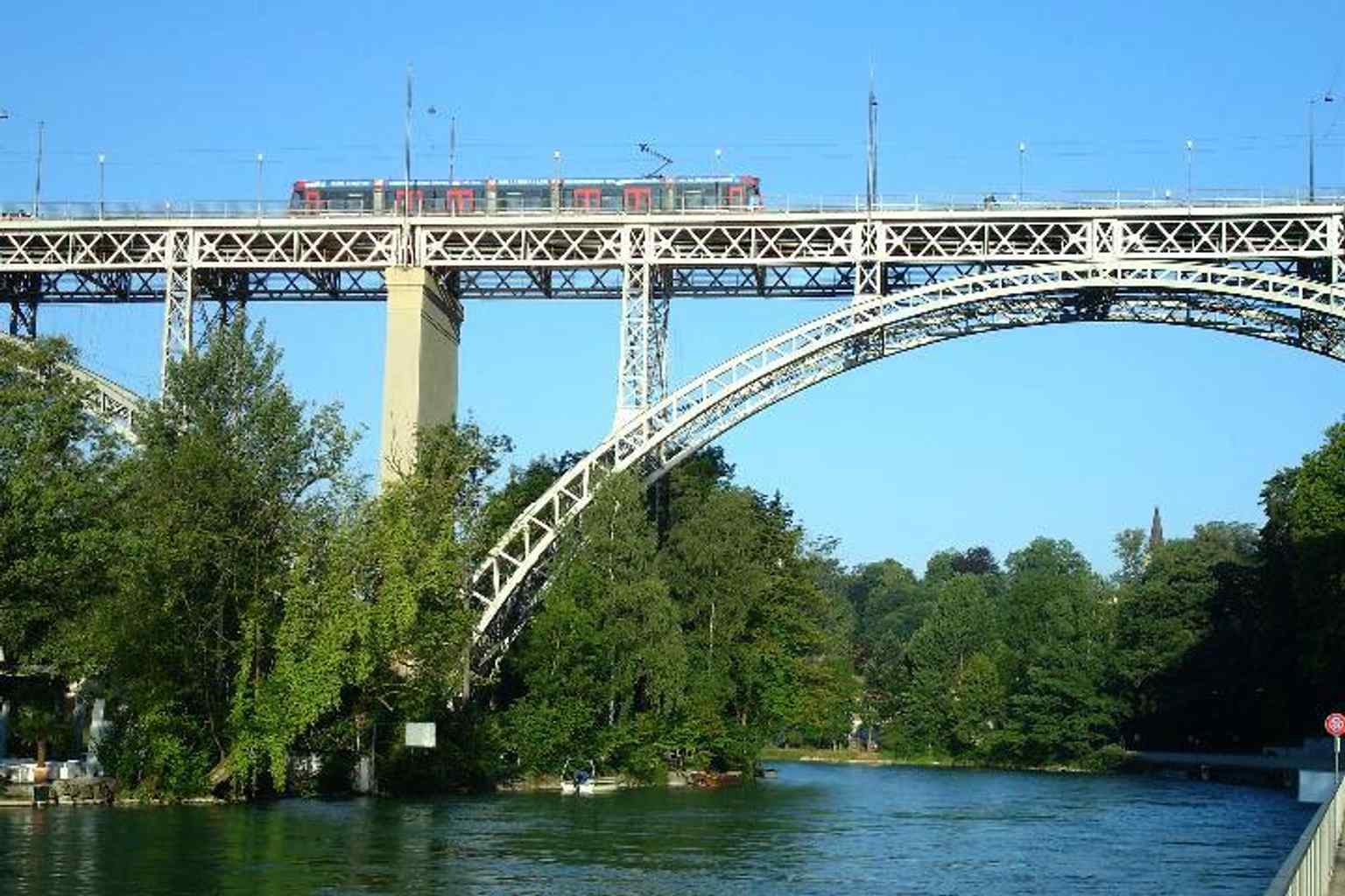 A Siemens Combino tram crosses the Kirchenfeld Bridge, which received its first tram track in 1901 and was reinforced in 1913-14 for a second track.