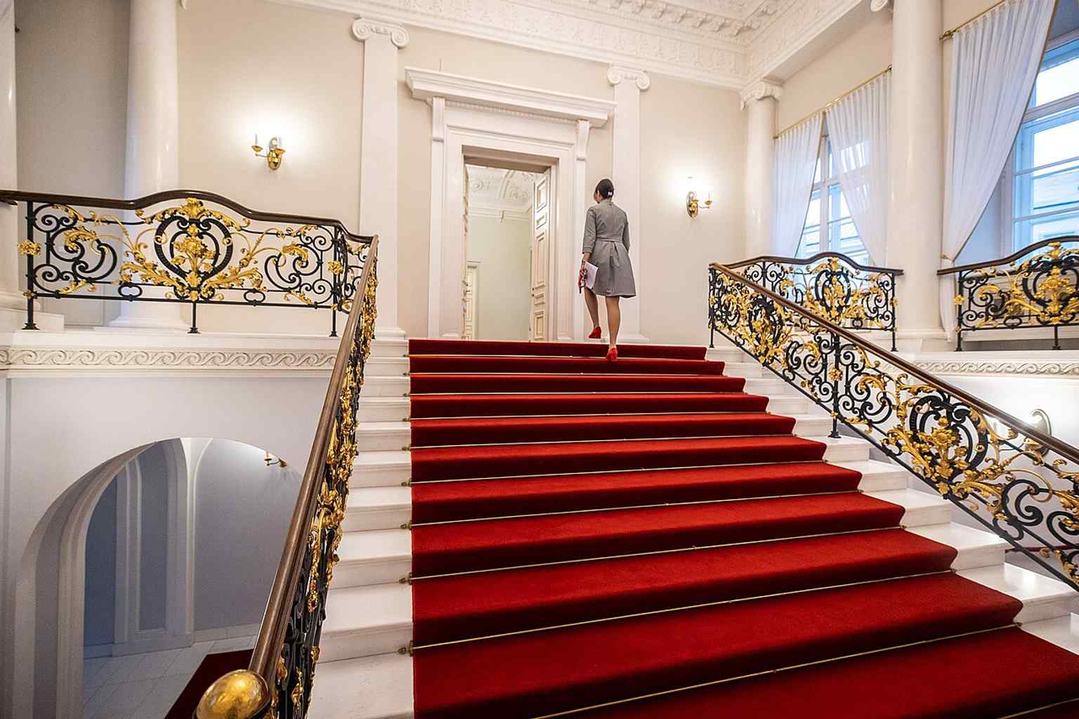 The grand staircase reflects the palace’s formal Empire-style reconstruction and the ceremonial route used by visiting dignitaries.