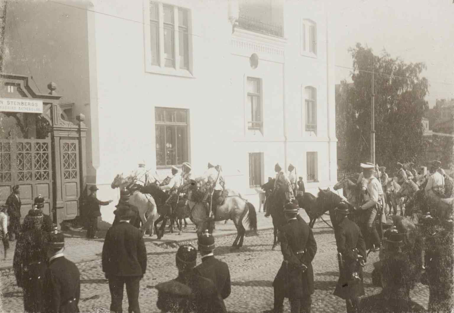 A depiction of the 1906 Hakaniemi riot, when clashes near Pitkäsilta became a symbol of Finland’s rising labor conflict.
