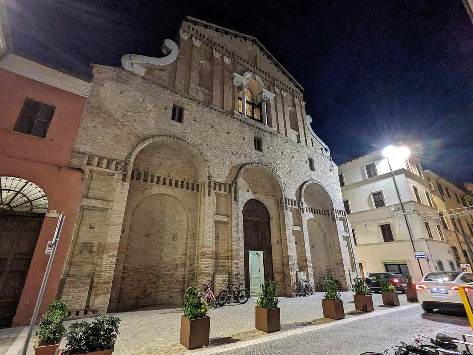 Another exterior angle on the complex, connecting the church with the convent that later became the Biblioteca San Giovanni.