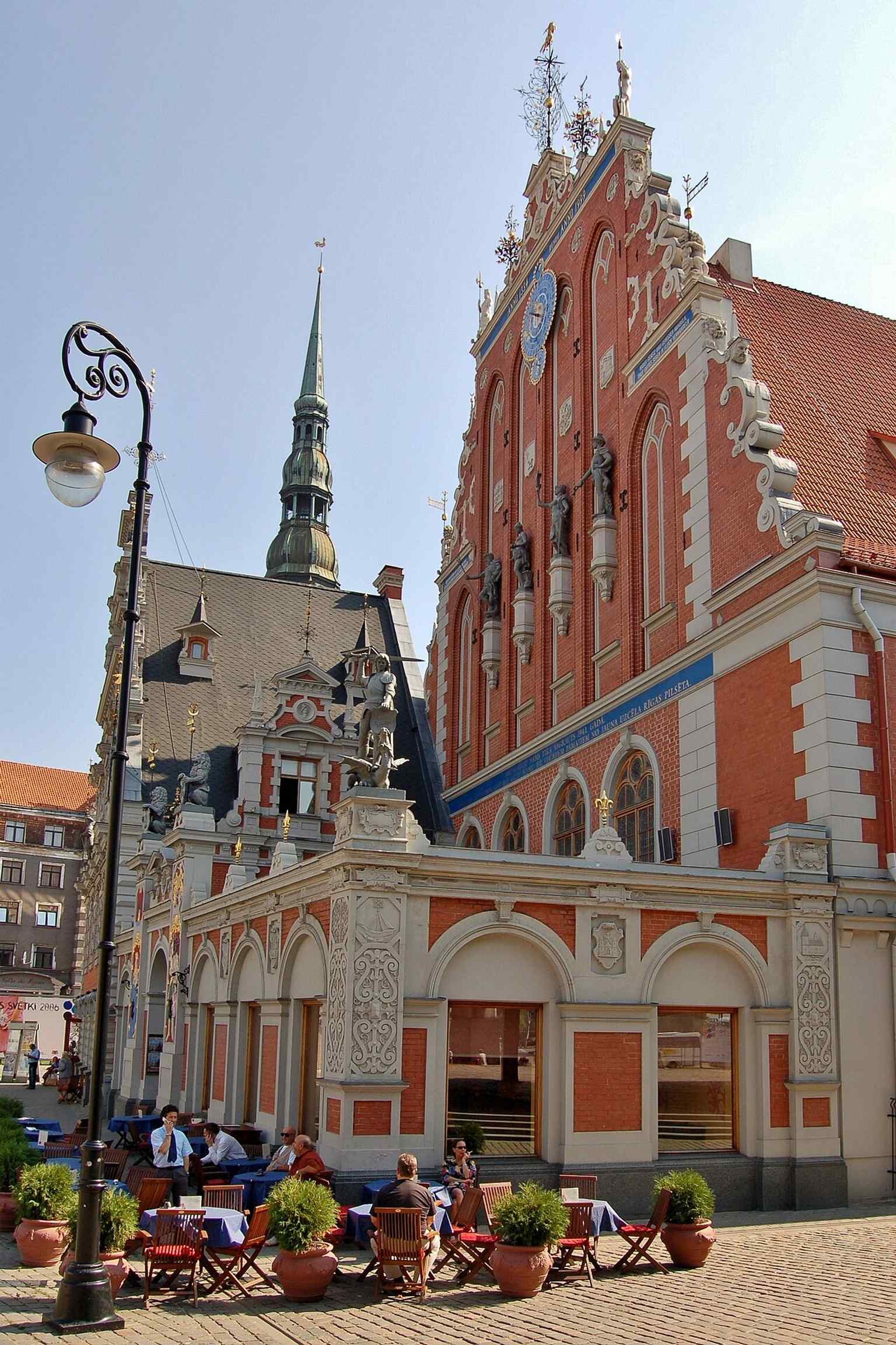 A taller framing of the landmark emphasizes the full height of the gable and the vertical rhythm of the façade’s decorative architecture.