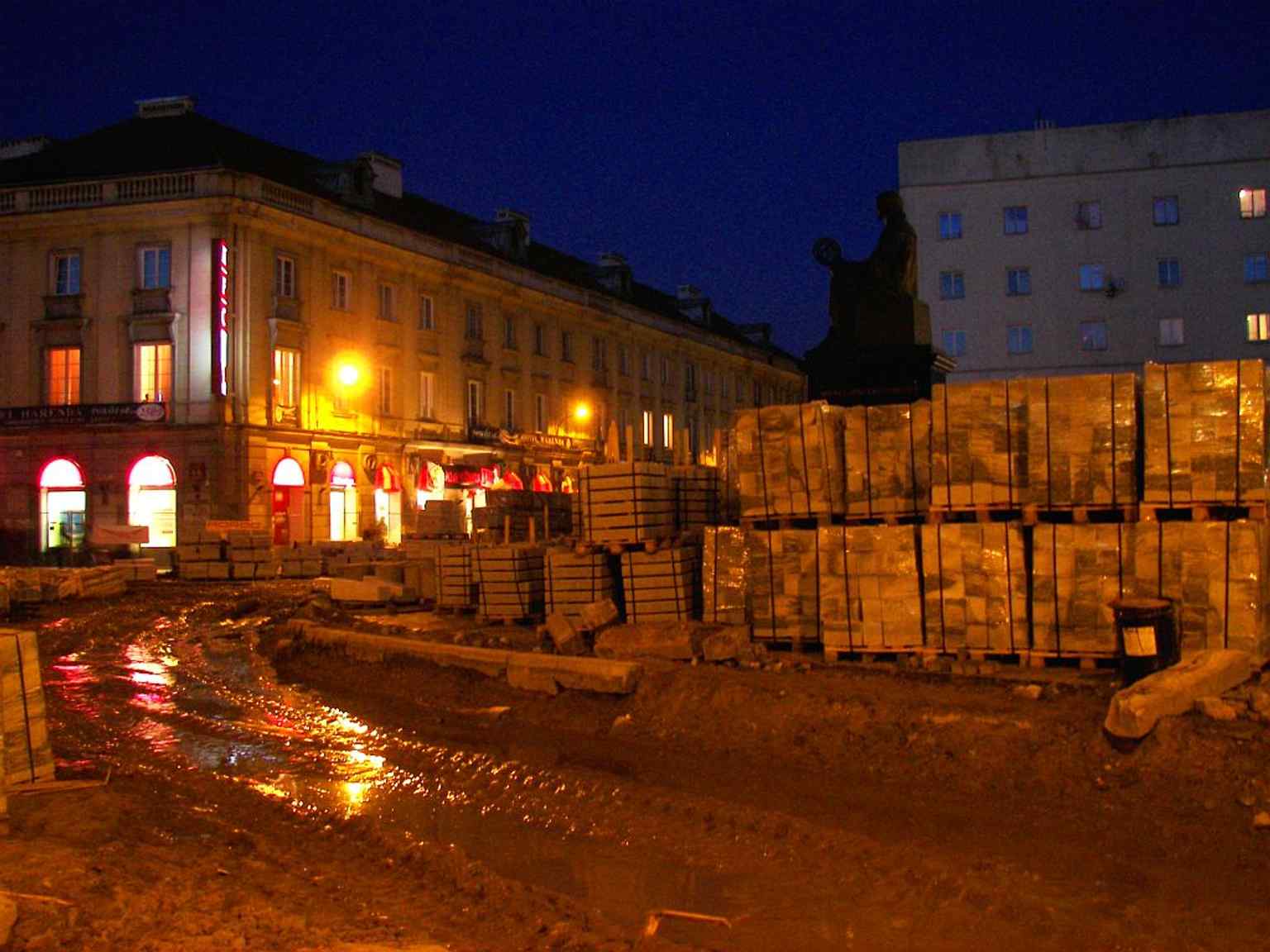 The monument during Krakowskie Przedmieście rebuilding works in 2007, showing how the square around it has changed over time.