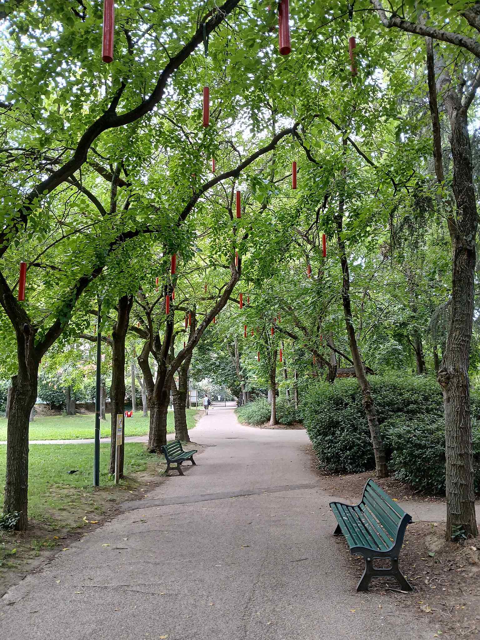 A view that recalls the site’s layered history, from military use to the public garden that replaced the former barracks.
