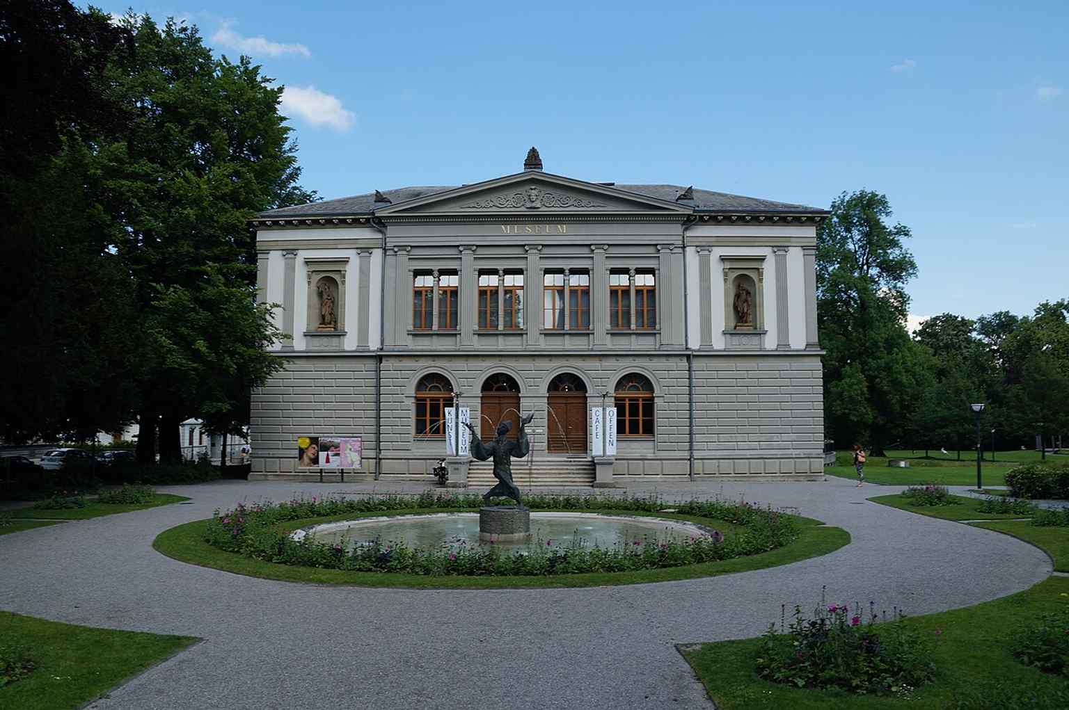 Kunstmuseum St. Gallen seen from the square with the Gauklerbrunnen in front — the fountain was added in 1960 and became part of the museum’s urban setting.