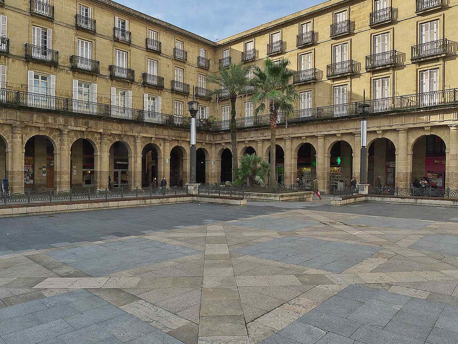 A broad view of Plaza Nueva shows the arcaded square completed in 1851, the landmark that replaced Bilbao’s old Plaza Vieja.