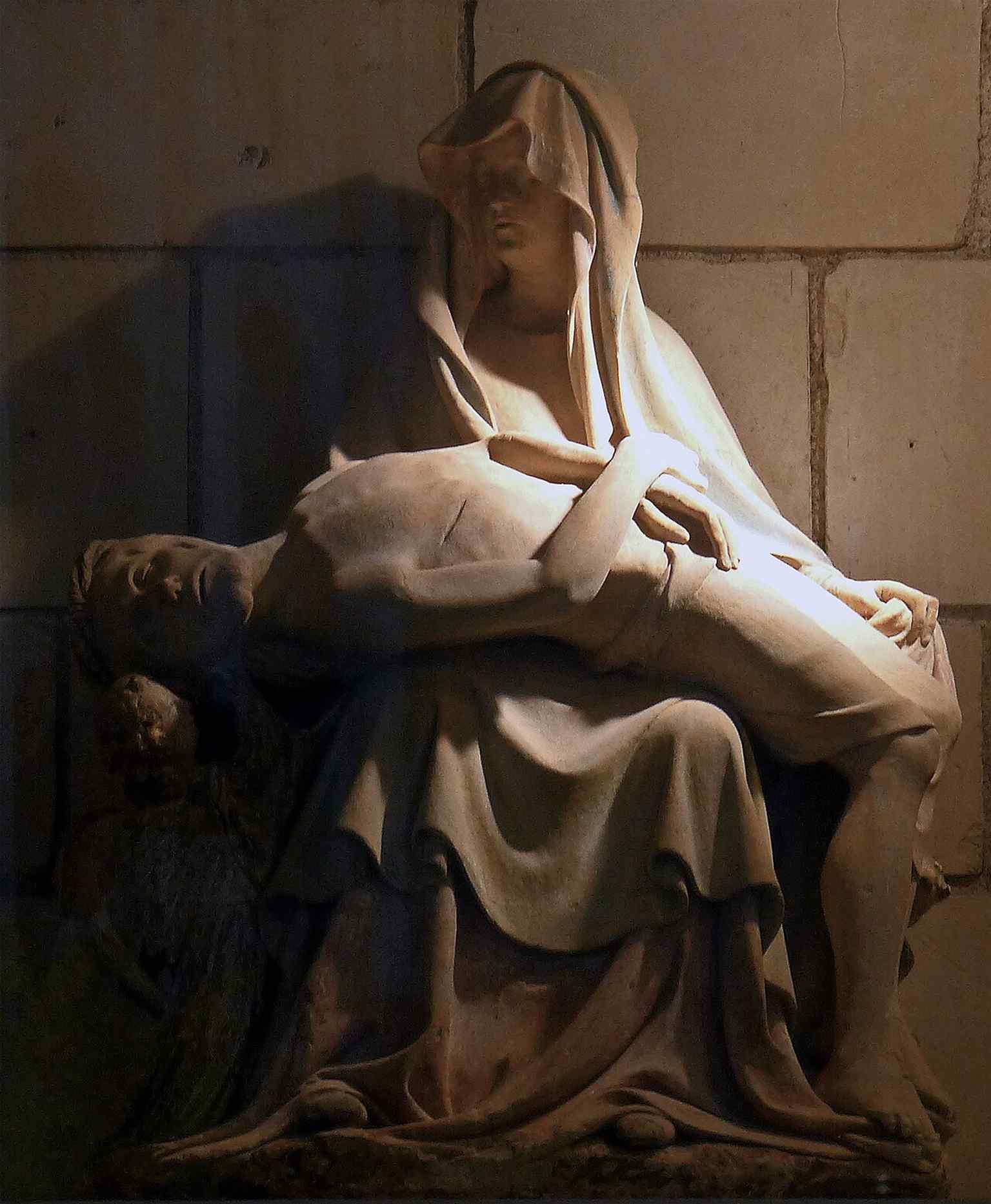 This medieval Pietà from the 15th century tragically lost its original polychrome colors due to repeated floods from the Maine river, including the historic 1910 inundation.