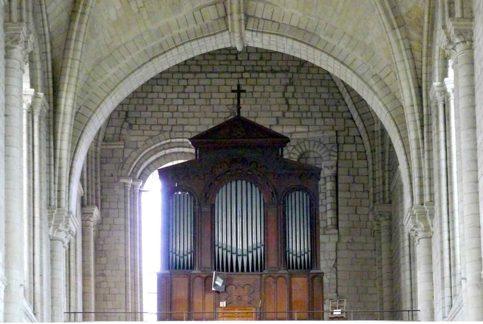 The current organ, built in 1840 by DAUBLAINE and CALLINET, which was declared a historical monument for its instrumental part in 1997.
