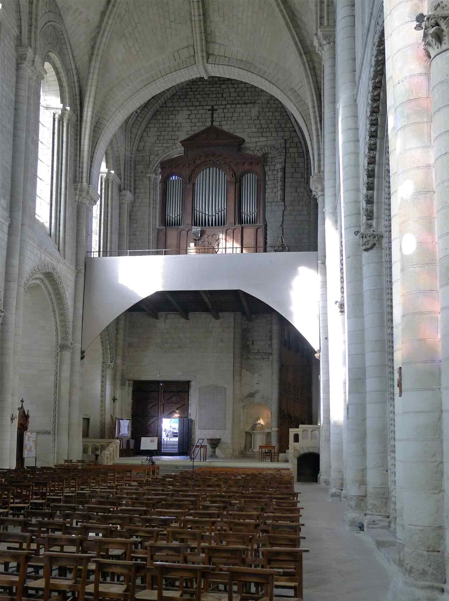 A general view of the nave, which features the distinctive 'first Angevin Gothic' style with its vault supported by irregular ribs.