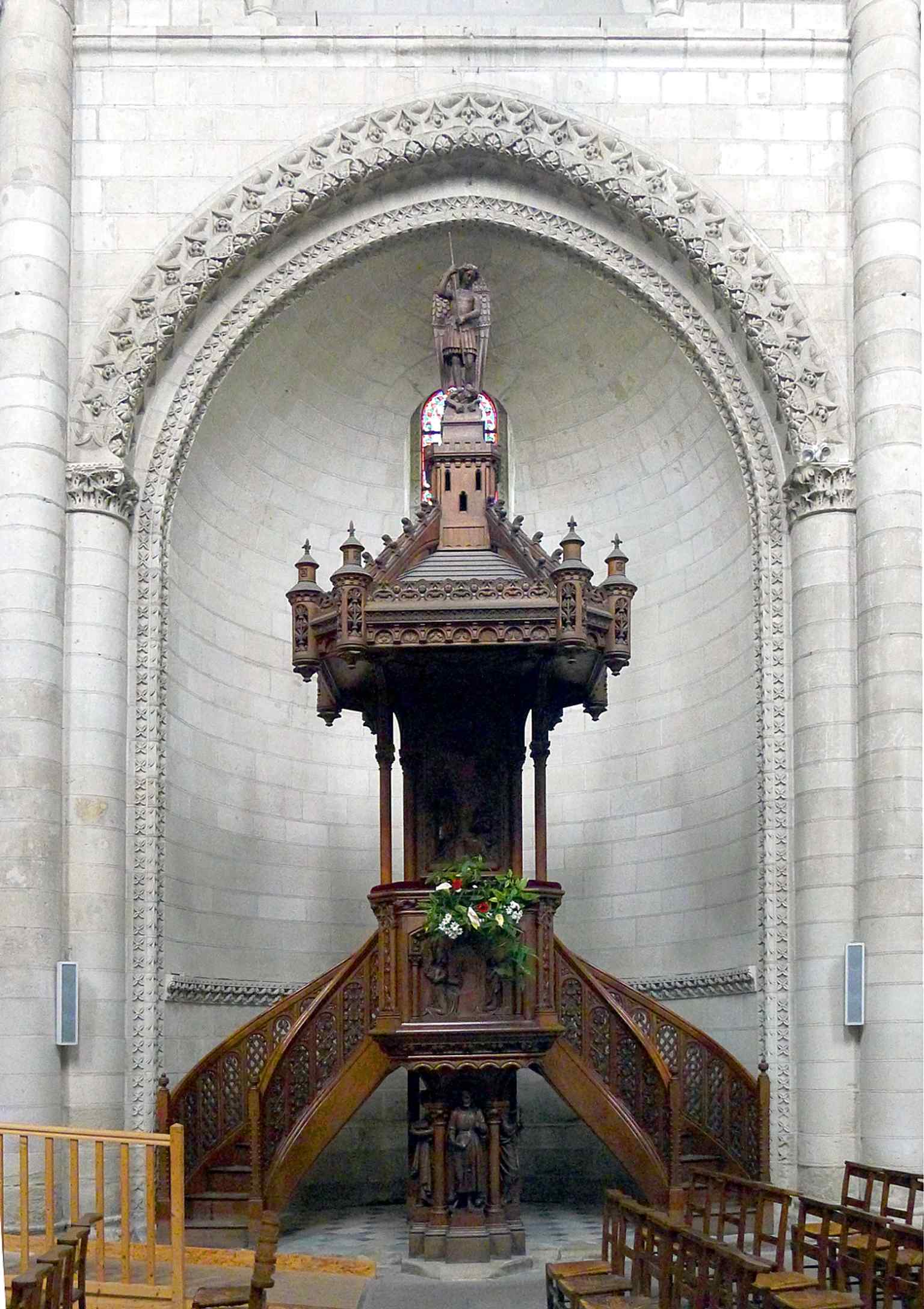 The 18th-century pulpit, an ornate piece of cabinetry adorned with sculptures including Saint George slaying the demon and the Annunciation.