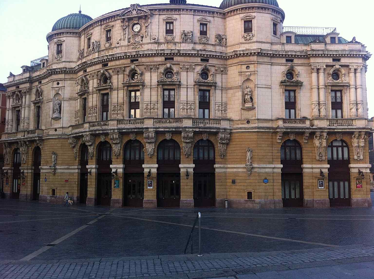 A classic full view of the Arriaga Theatre’s ornate neo-baroque façade, the Bilbao landmark designed by Joaquín de Rucoba and opened in 1890.