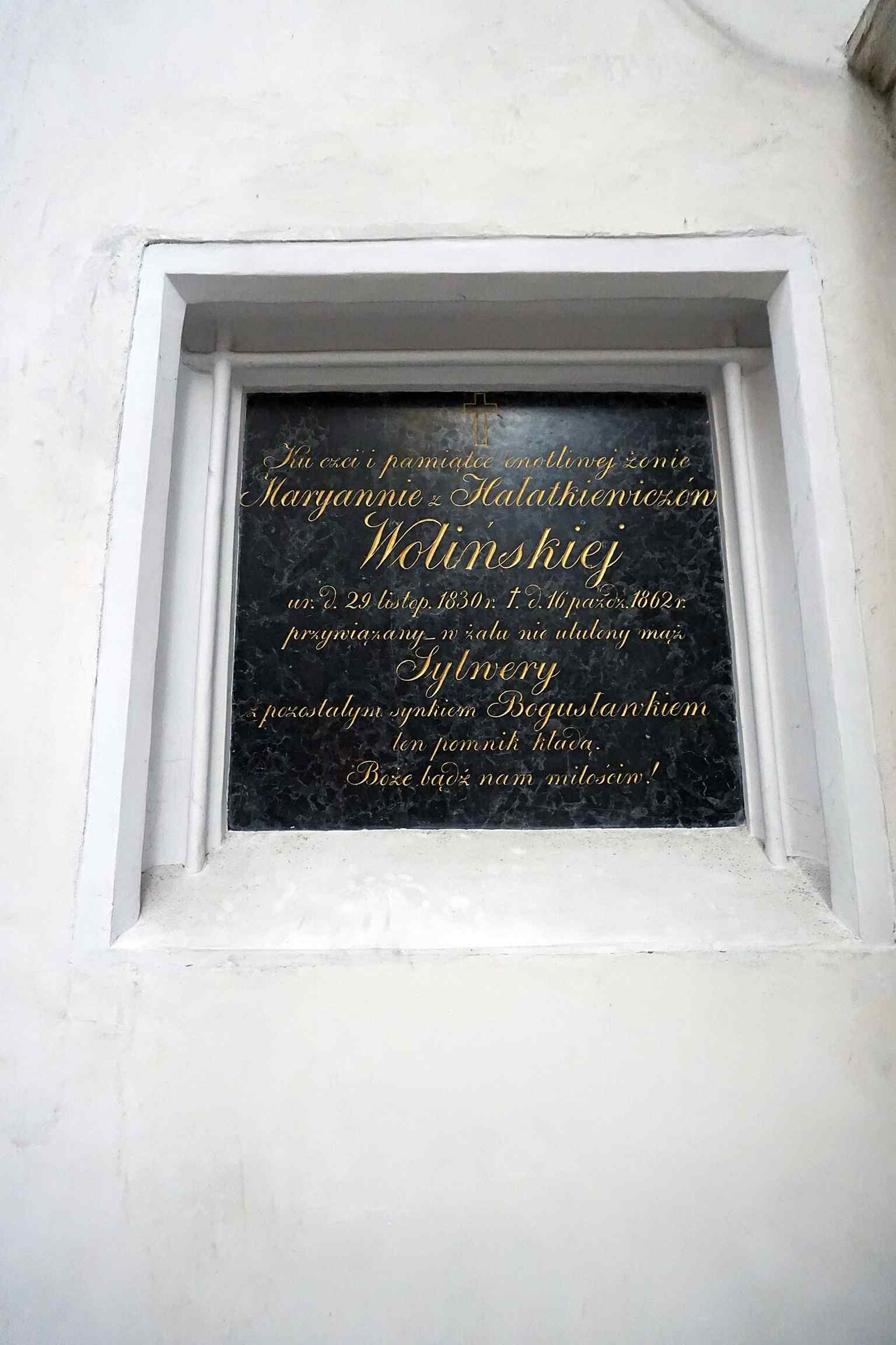 Interior detail that can help illustrate the church’s sculptural program and the many memorials placed throughout the space.