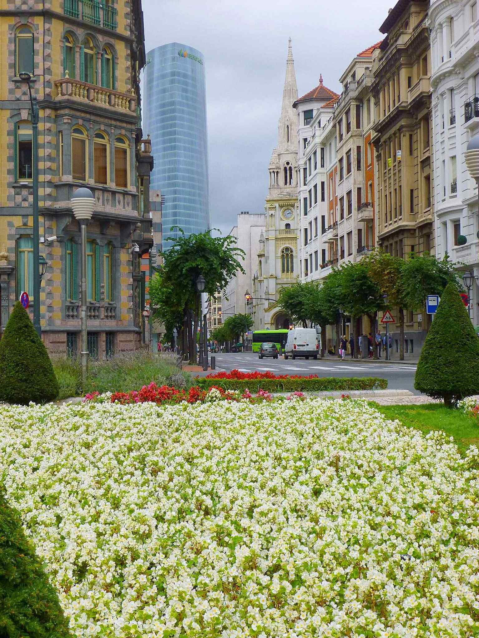Plaza Moyúa seen with its flower beds — the square was redesigned in the 1940s and is still maintained as one of Bilbao’s signature civic spaces.
