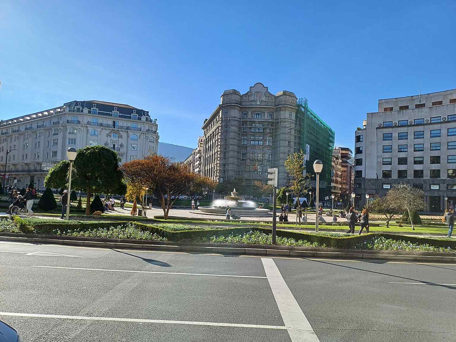 A broad view of Moyúa square in Bilbao, showing the formal layout that replaced the earlier Plaza Elíptica name and geometric identity.