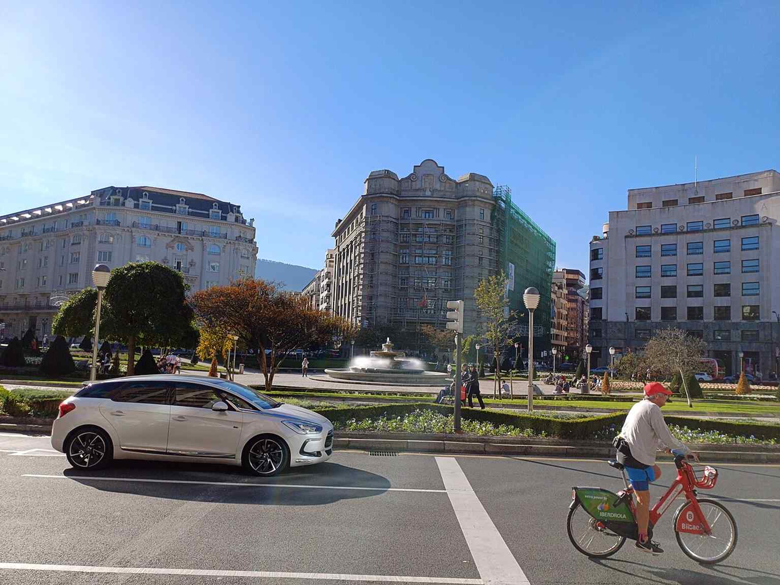 Another wide street-level view of Moyúa, where the central gardens and traffic circulation reflect the plaza’s changing role in Bilbao’s pedestrian plans.