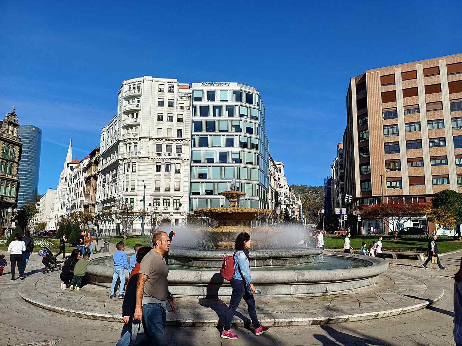 Moyúa square framed by surrounding buildings and greenery — a good view of the central plaza that has repeatedly appeared in station and city news.