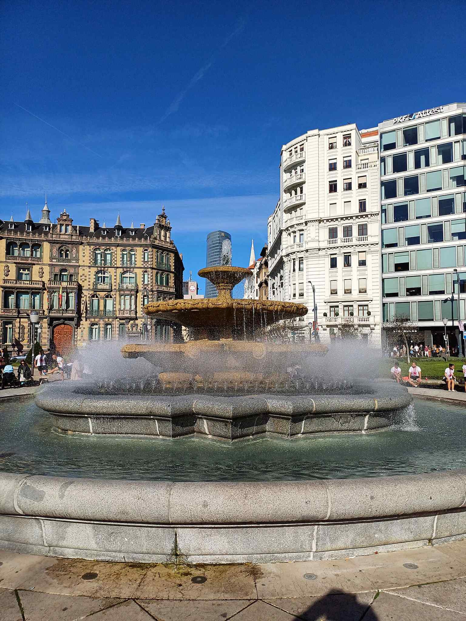 A closer look at Moyúa’s landscaped core, echoing the plaza’s emblematic gardens and the fountain-centered design from the 1940s redesign.