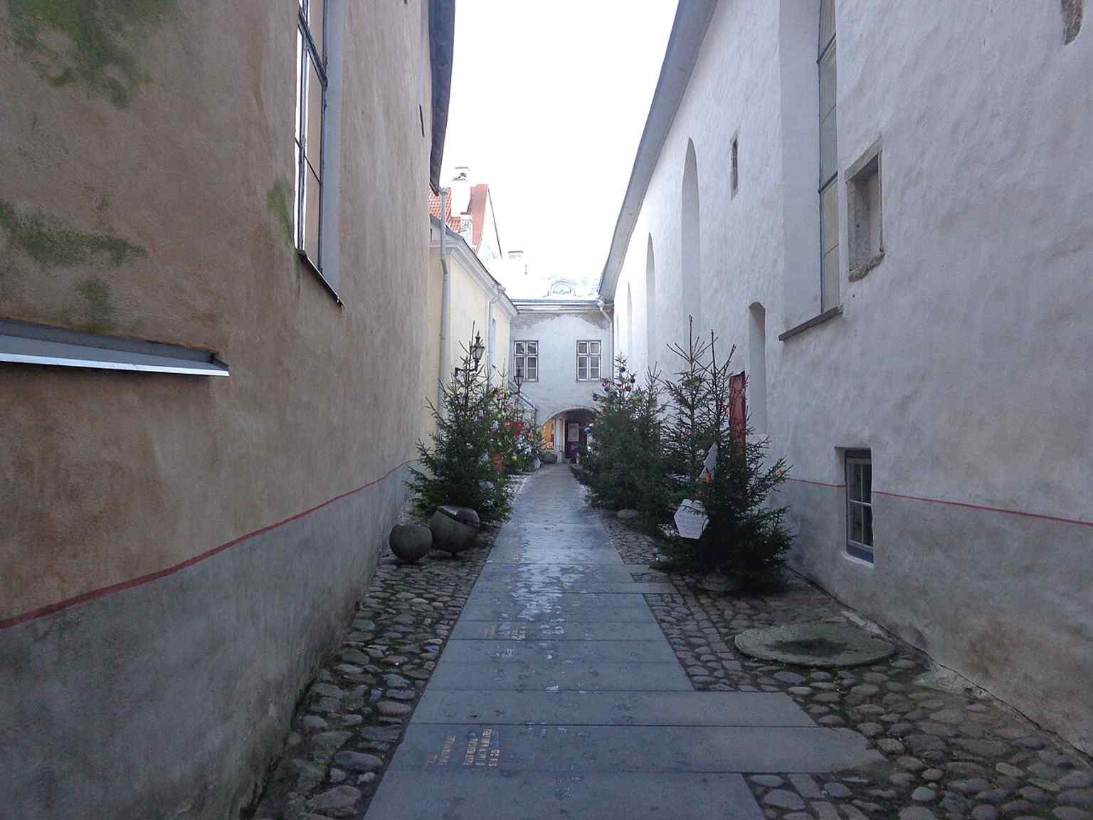Börsi käik, the narrow passage beside the guild, where the old customs and tax-sorting yard has become a walk through Estonian history.