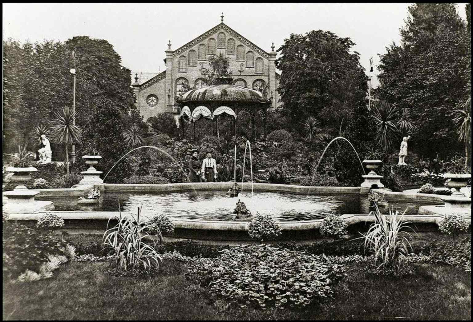 The Stadtgarten around 1900, when the old Kunst- und Festhalle still stood here before it was destroyed in 1944.