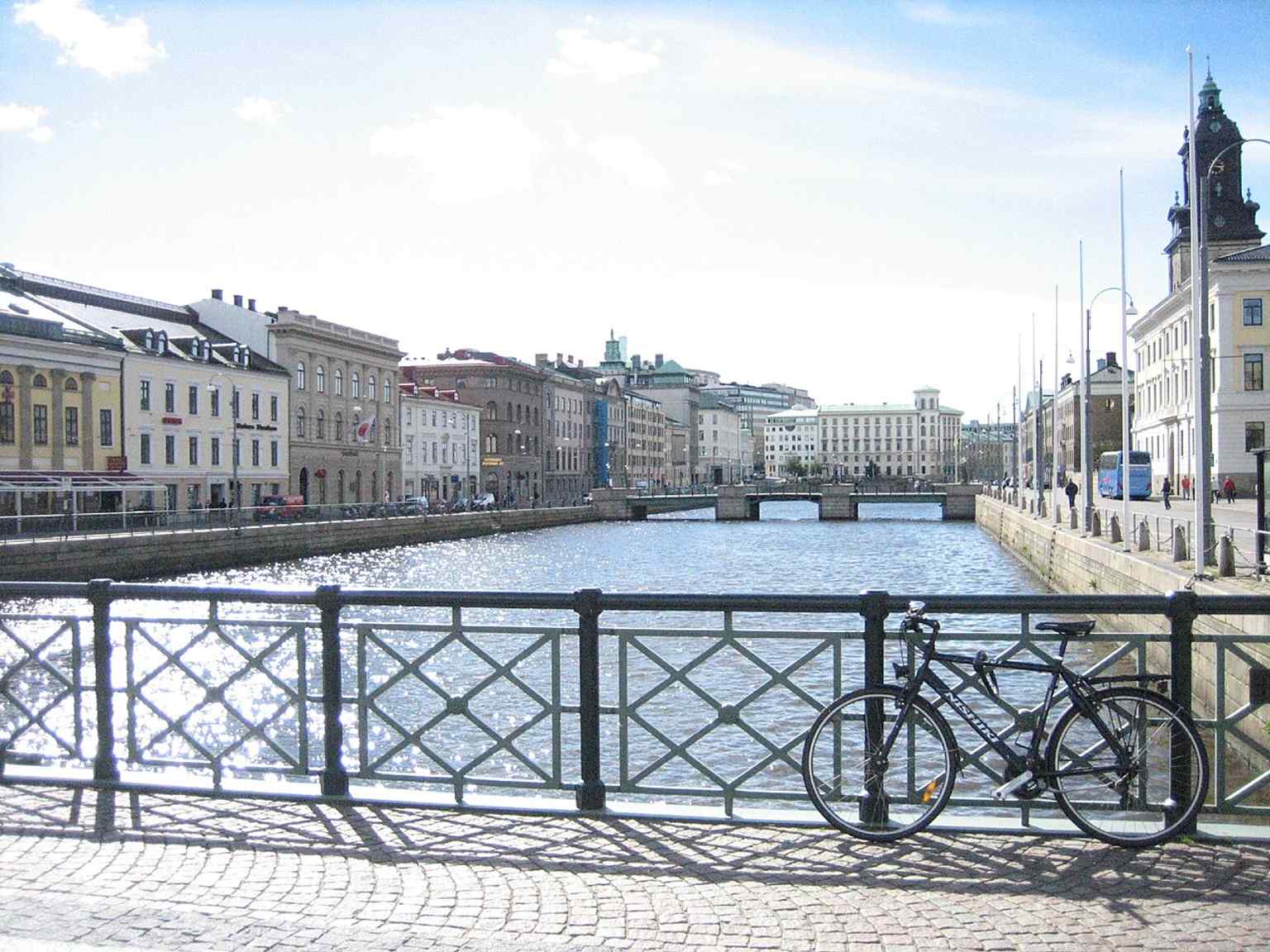A view of the Fountain Bridge (Fontänbron) crossing the Hamnkanalen canal, west of Brunnsparken, as described in the text.