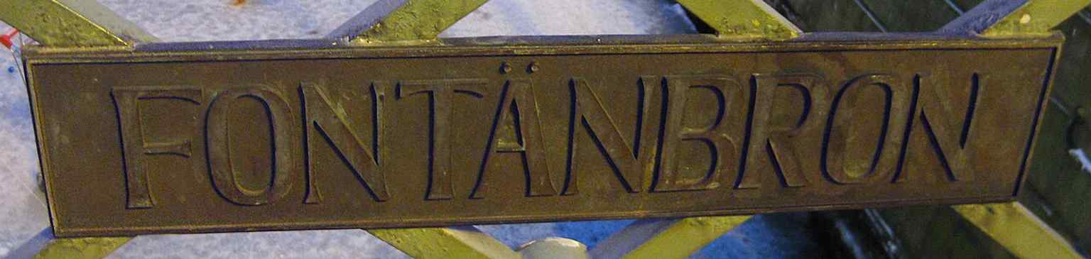 The official sign for Fontänbron (The Fountain Bridge), which was named after Per Hasselberg's 'Såningskvinnan' fountain, also known as 'Johanna i Brunnsparken'.
