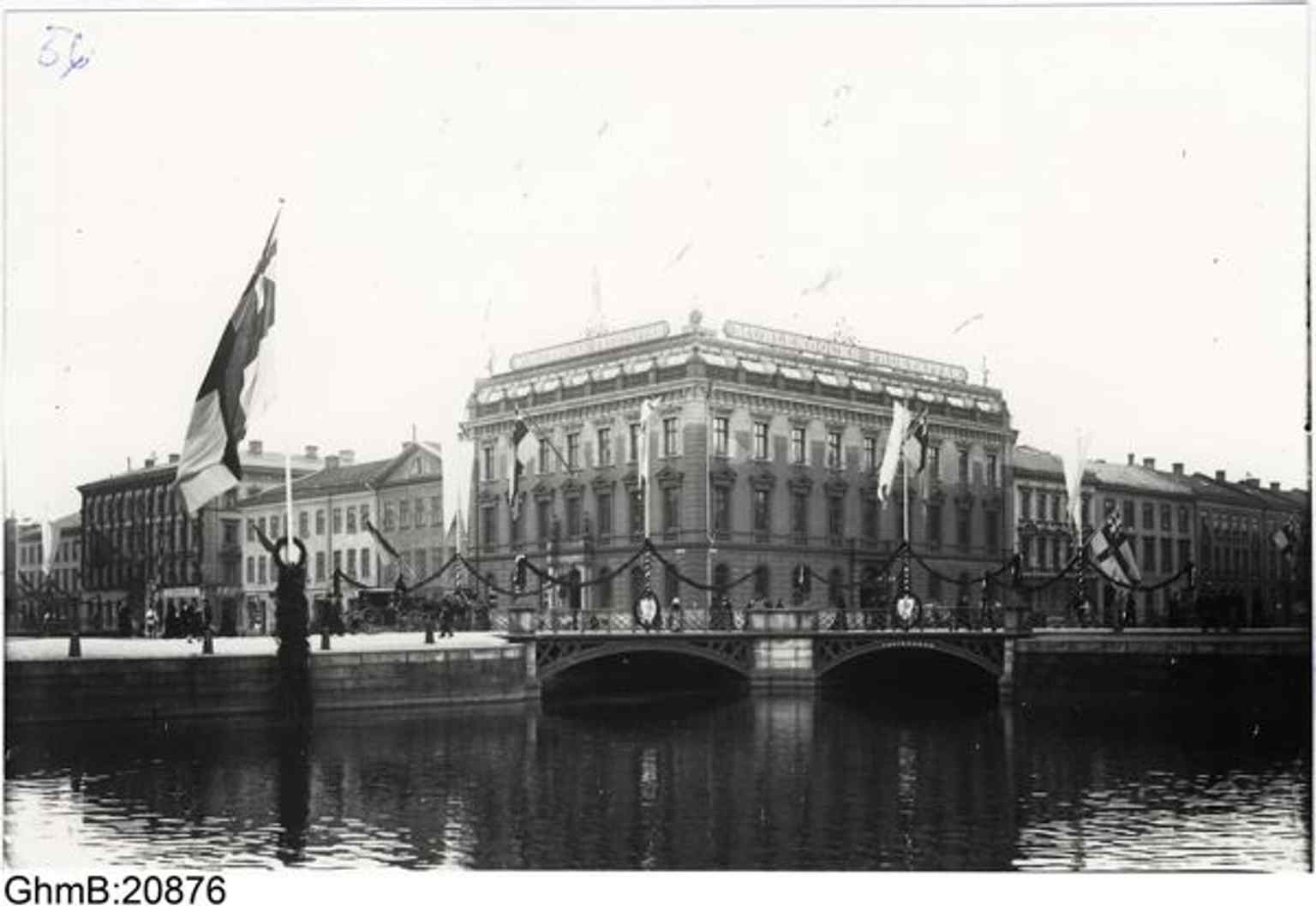 An historical view of the Fountain Bridge area, showcasing the evolution of the bridge and its surroundings over time, including Norra Hamngatan.