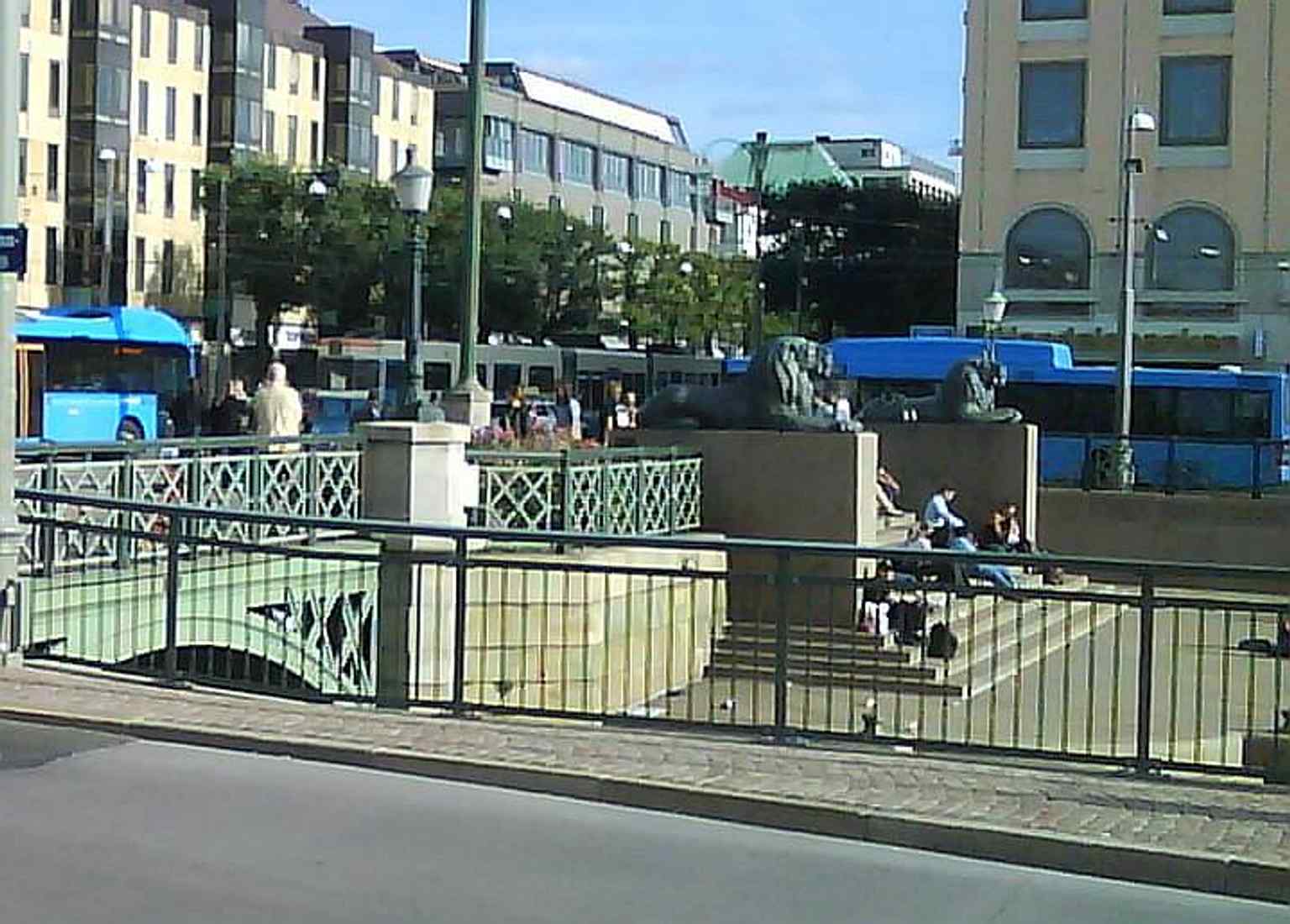 One of the two reclining bronze lions flanking the Lejontrappan, created by sculptor Camilla Bergman and inaugurated in 1991, continuing the bridge's historic association with lion sculptures.